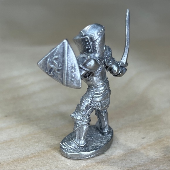 Vintage Ral Partha Pewter Armored Medieval Knight with Dragon Shield PP 615 - Picture 4 of 9